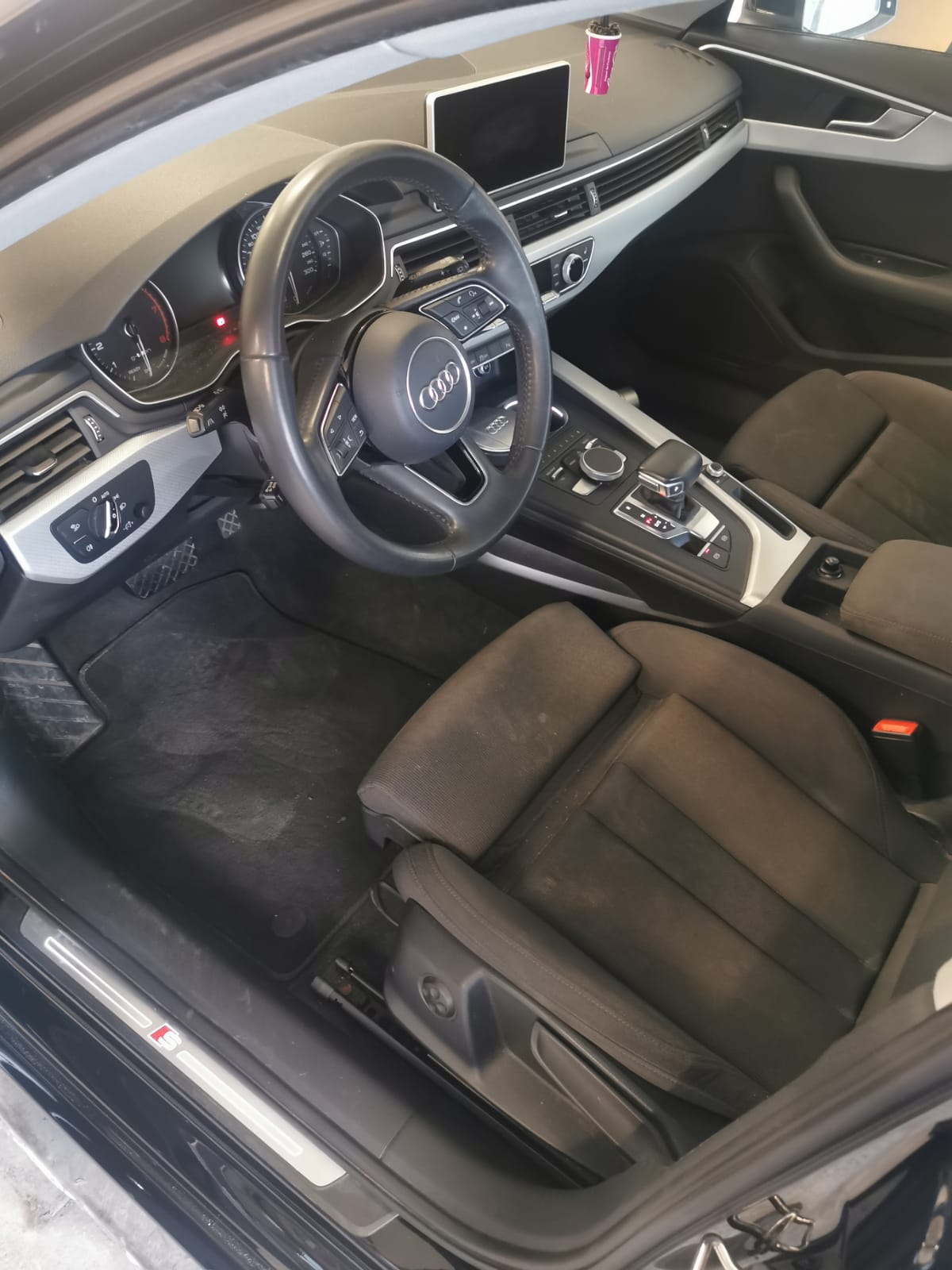 Auto-Interieur vor der Aufbereitung - Vorher